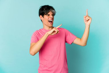 Renkli arka planda poz veren sıska, genç bir İspanyol. 