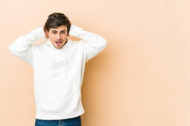 Genç havalı adam bağırıyor, çok heyecanlı, tutkulu, bir şeyden memnun..