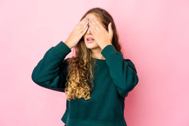 Genç beyaz kadın elleriyle gözlerini kapatmaktan korkuyor..