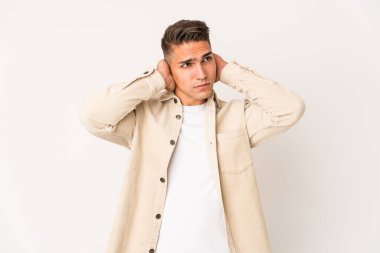 Beyaz tenli yakışıklı bir adam izole edilmiş kafasının arkasına dokunuyor, düşünüyor ve bir seçim yapıyor..