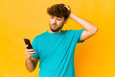 Elinde telefon tutan genç Hintli adam şoka uğruyor. Önemli bir buluşmayı hatırladı..