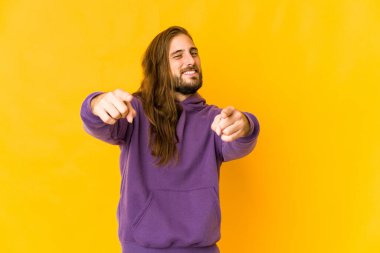 Uzun saçlı genç adam, gülümsüyor gibi görün..