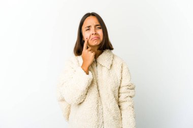 Genç melez kadın ağlıyor, bir şeyden mutsuz, acı ve kafa karışıklığı konsepti..