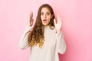 Kafkasyalı genç bir kadının bir fikri, ilham konsepti var.