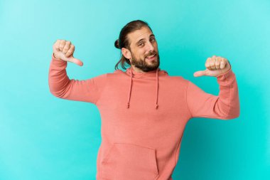 Uzun saçlı genç adam gururlu ve kendinden emin görünüyor, örnek olarak..