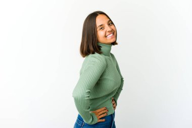 Genç melez kadın kendine güveniyor, ellerini kalçasında tutuyor..