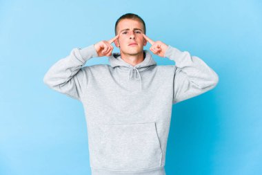 Kafkasyalı yakışıklı genç adam bir işe odaklanmış, işaret parmaklarını işaret ediyor..