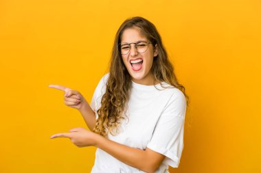 Kafkasyalı genç bir kadın işaret parmaklarıyla fotokopi alanını işaret ederek heyecan ve arzusunu ifade ediyor..