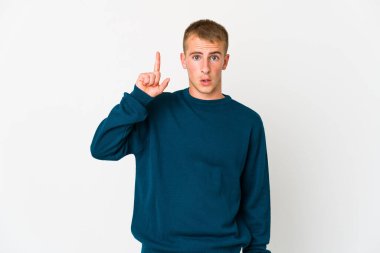 Beyaz, yakışıklı, ağzı açık genç bir adam..