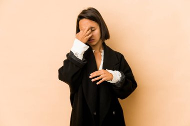 Genç İspanyol kadın yalnız başına, başı ağrıyor, yüzüne dokunuyor..