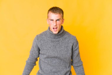 Kafkasyalı yakışıklı genç adam çok kızgın, öfkeli, sinirli bağırıyor..