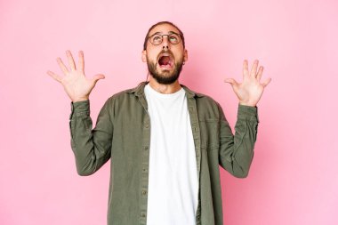 Uzun saçlı genç adam gökyüzüne haykırıyor, bakıyor, hayal kırıklığına uğramış..