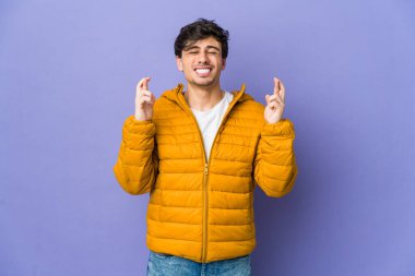 Genç havalı adam şans diliyor.