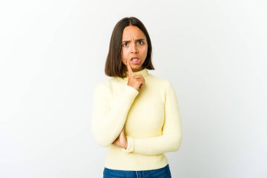 Genç melez kadın şüpheli ve şüpheci bir ifadeyle yan bakıyor..