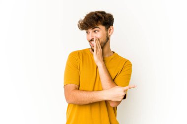 Beyaz arka planda genç bir Arap dedikodu yapıyor, bir şeyleri haber veriyor..