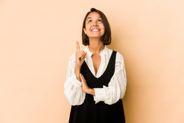 Latin kökenli genç bir kadın iki ön parmağı da açık bir boşluk gösteriyor..