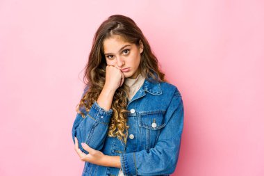 Üzgün ve dalgın hisseden genç beyaz bir kadın, kopyalama alanına bakıyor..