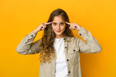 Kafkasyalı genç kadın bir işe odaklanmış, işaret parmaklarını işaret ediyor..