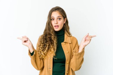 Kafkasyalı genç kadın farklı kopya alanlarını gösteriyor, birini seçiyor, parmaklarıyla gösteriyor..