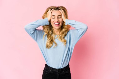 Beyaz tenli sarışın kadın gözlerinde işaret var.