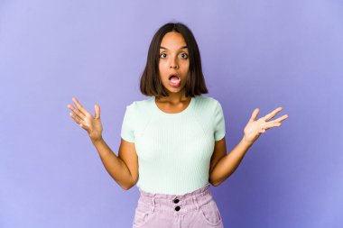 Genç melez kadın zaferi ya da başarıyı kutluyor, şaşırdı ve şok oldu..