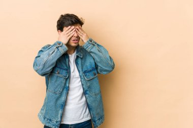 Genç havalı adam elleriyle gözlerini kapatmaktan korkuyor..