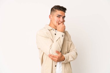 Genç, beyaz, yakışıklı, yalnız, korkmuş ve korkmuş bir adam..