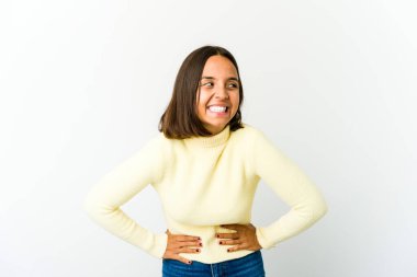 Genç melez kadın gülüyor, gözlerini kapıyor, rahat ve mutlu hissediyor..