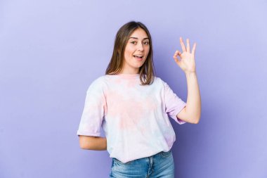 Kafkasyalı genç bir kadın göz kırptı ve elleriyle iyi bir jest yaptı..