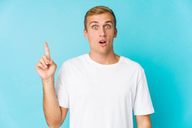 Kafkasyalı yakışıklı bir adamın harika bir fikri var, yaratıcılık kavramı..