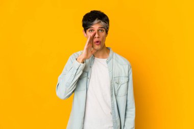 Genç, sıska İspanyol adam gizli bir sıcak fren haberi veriyor ve yan bakıyor.