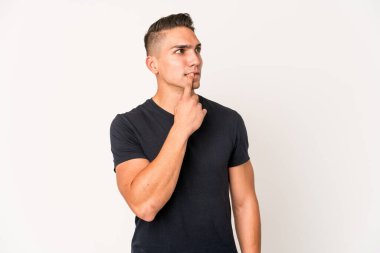 Kafkasyalı yakışıklı bir adam şüpheli ve şüpheci bir ifadeyle yanlamasına bakıyor..