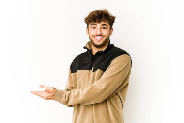 Beyaz arka planda genç bir Arap palmiye üzerinde bir kopya alanı tutuyor..