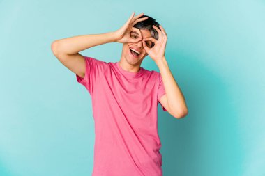 Renkli arka planda poz veren sıska, genç bir İspanyol. 