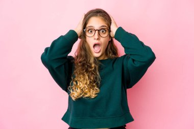 Genç beyaz kadın çığlık atıyor, çok heyecanlı, tutkulu, bir şeyden memnun..