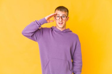 Beyaz tenli yakışıklı yüksek sesle bağırıyor, gözleri açık ve elleri gergin tutuyor..