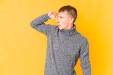 Kafkasyalı yakışıklı genç adam uzaklara bakıyor ve elini alnına koyuyor..