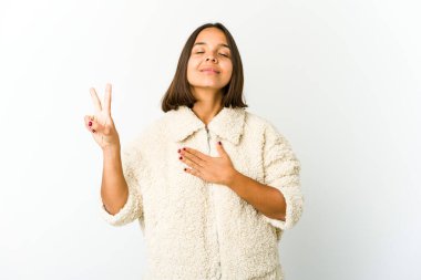 Genç melez kadın yemin ediyor, elini göğsüne koyuyor..