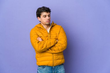 Genç havalı adam tekrarlanan bir görevden bıktı..