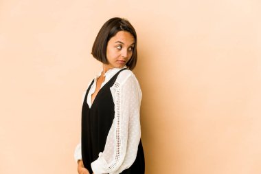 Genç, yalnız bir İspanyol kadın. Gülümsüyor, neşeli ve keyifli görünüyor..