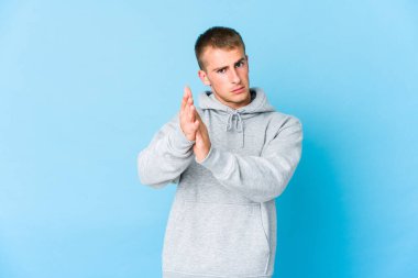 Genç beyaz yakışıklı adam enerjik ve rahat hissediyor, ellerini ovuşturuyor kendinden emin..