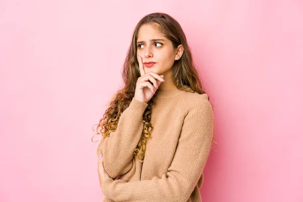 Mujer Caucásica Joven Contemplando Planeando Una Estrategia Pensando Camino Negocio —  Fotos de Stock