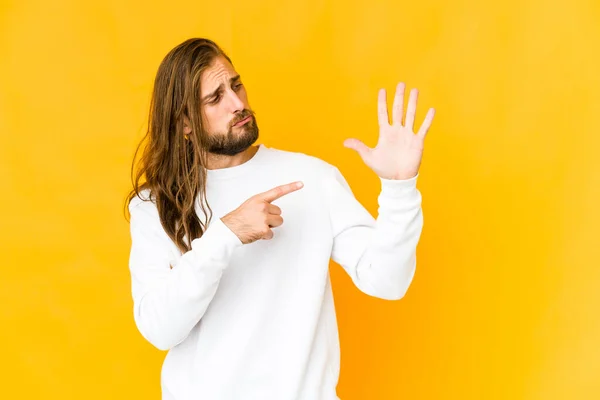 Mladý Muž Dlouhými Vlasy Vypadají Vesele Ukazuje Číslo Pět Prsty — Stock fotografie