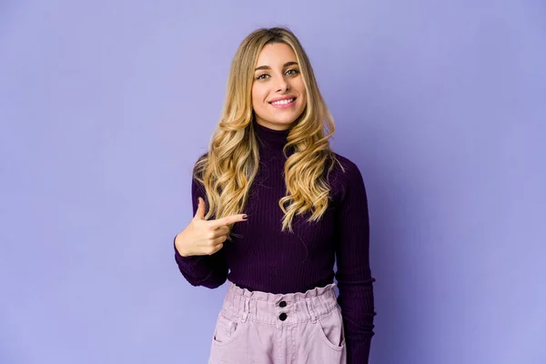 Ung Kaukasiska Blond Kvinna Person Pekar För Hand Skjorta Kopiera — Stockfoto