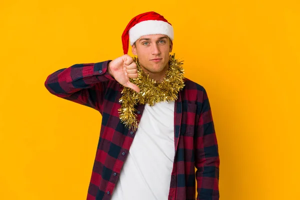 Junger Kaukasischer Mann Mit Weihnachtsmütze Der Ein Geschenk Auf Gelbem — Stockfoto