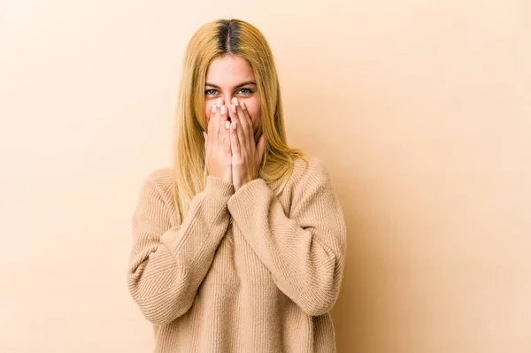 Mladá Blondýnka Běloška Něčemu Směje Zakrývá Ústa Rukama — Stock fotografie