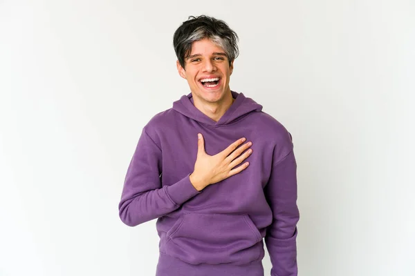 Ung Mager Latinamerikansk Man Skrattar Högt Hålla Handen Bröstet — Stockfoto