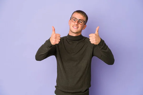 Νεαρός Καυκάσιος Όμορφος Άντρας Χαμογελάει Και Σηκώνει Τον Αντίχειρα — Φωτογραφία Αρχείου