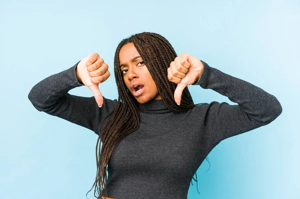Genç Afrikalı Amerikalı Kadın Mavi Arka Planda Izole Edilmiş Baş — Stok fotoğraf