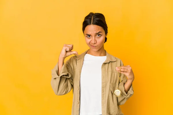 Junge Hispanische Frau Mit Taschenuhr Fühlt Sich Stolz Und Selbstbewusst — Stockfoto